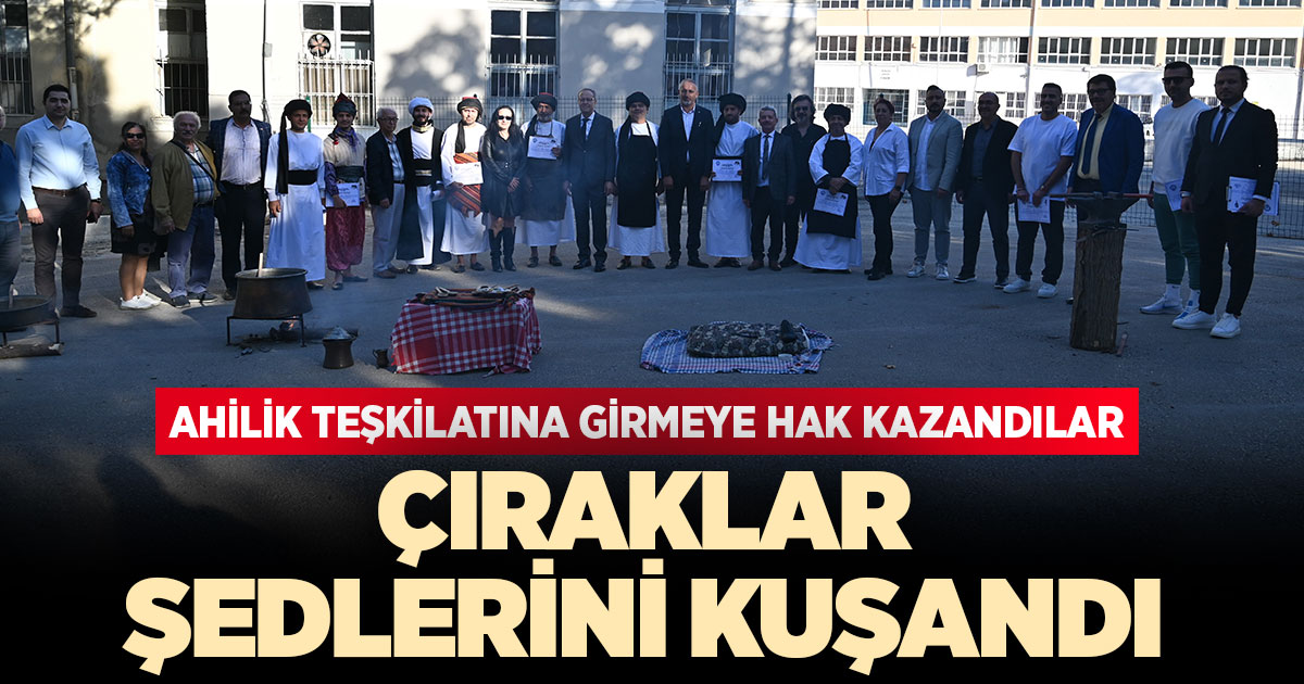 Ahilik teşkilatına girmeye hak kazanan çıraklar şedlerini kuşandı